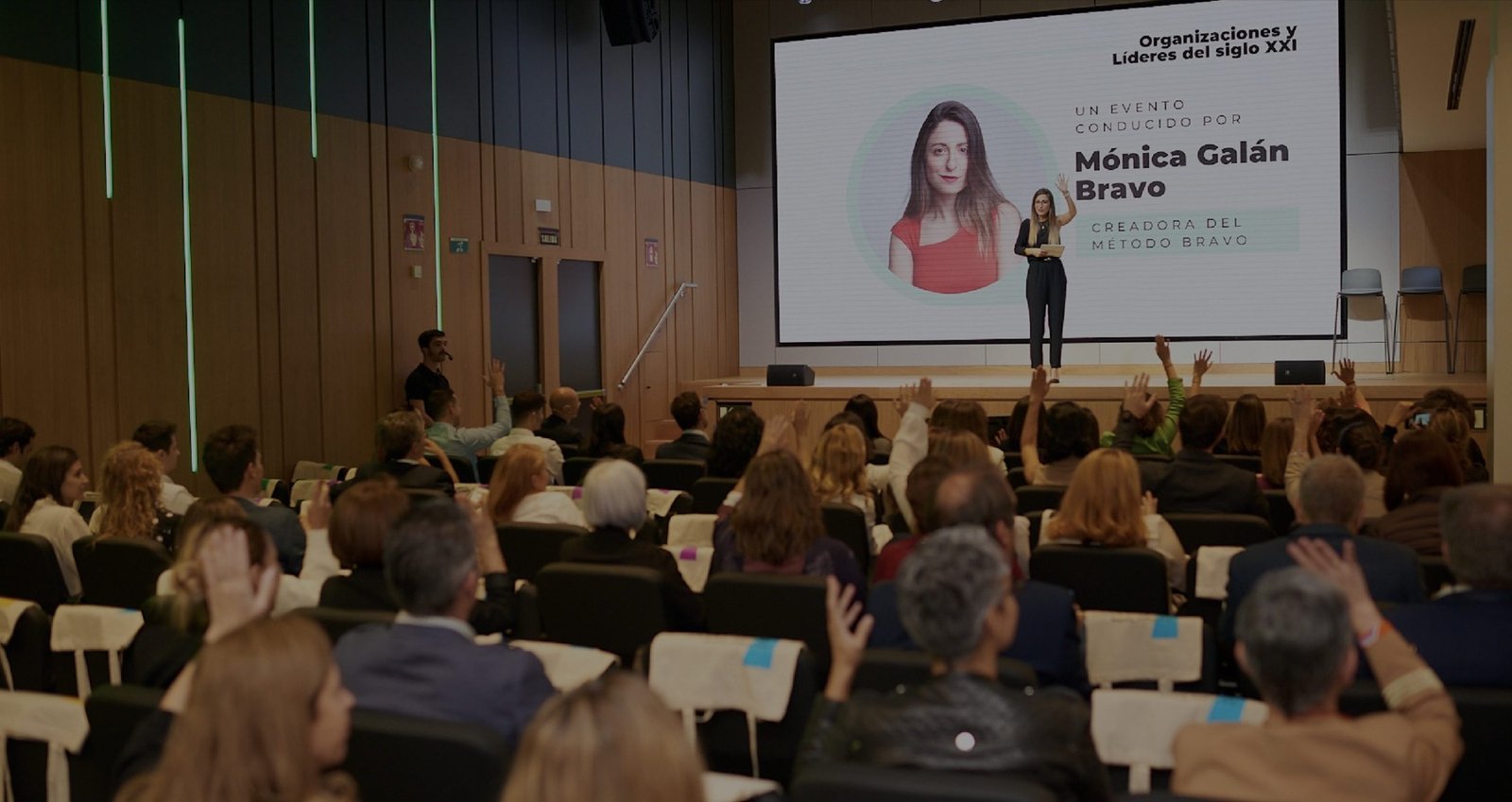 Mónica Galán Bravo presentando ante una audiencia